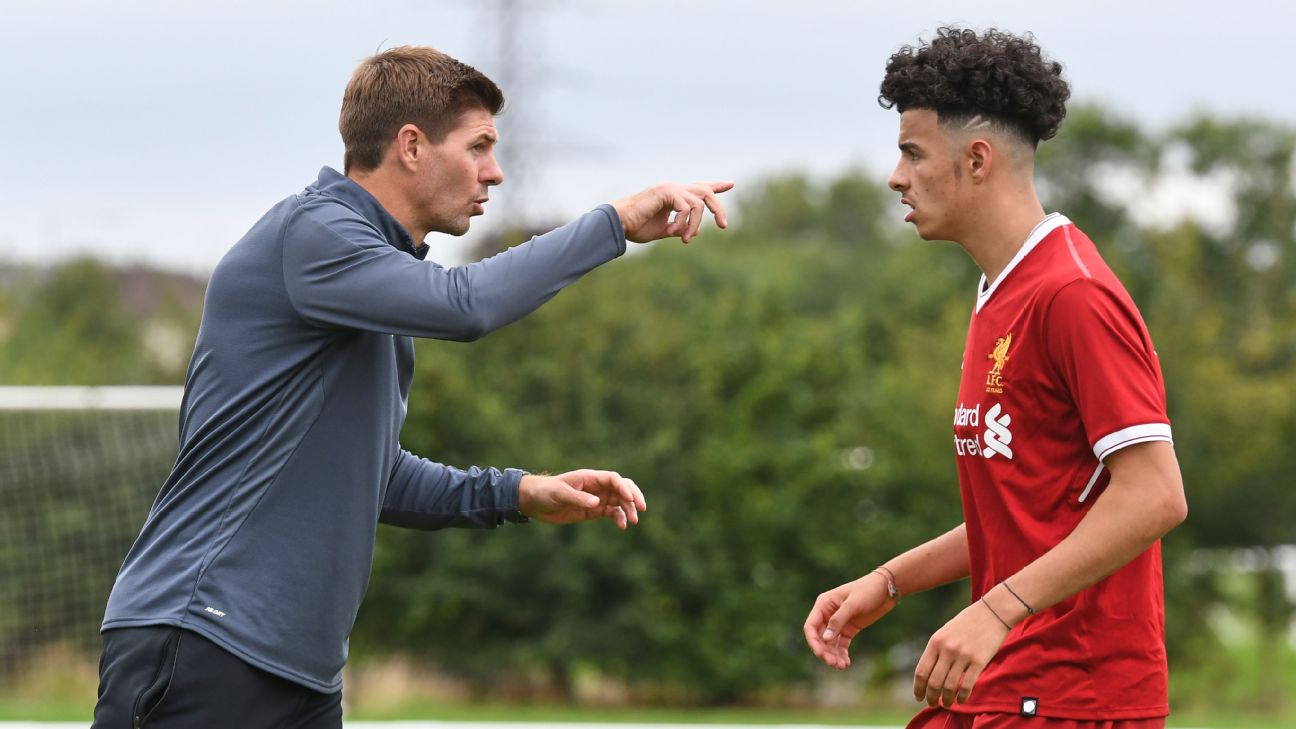 Curtis Jones ระหว่างซ้อมกับ Liverpool ที่ AXA Training Centre