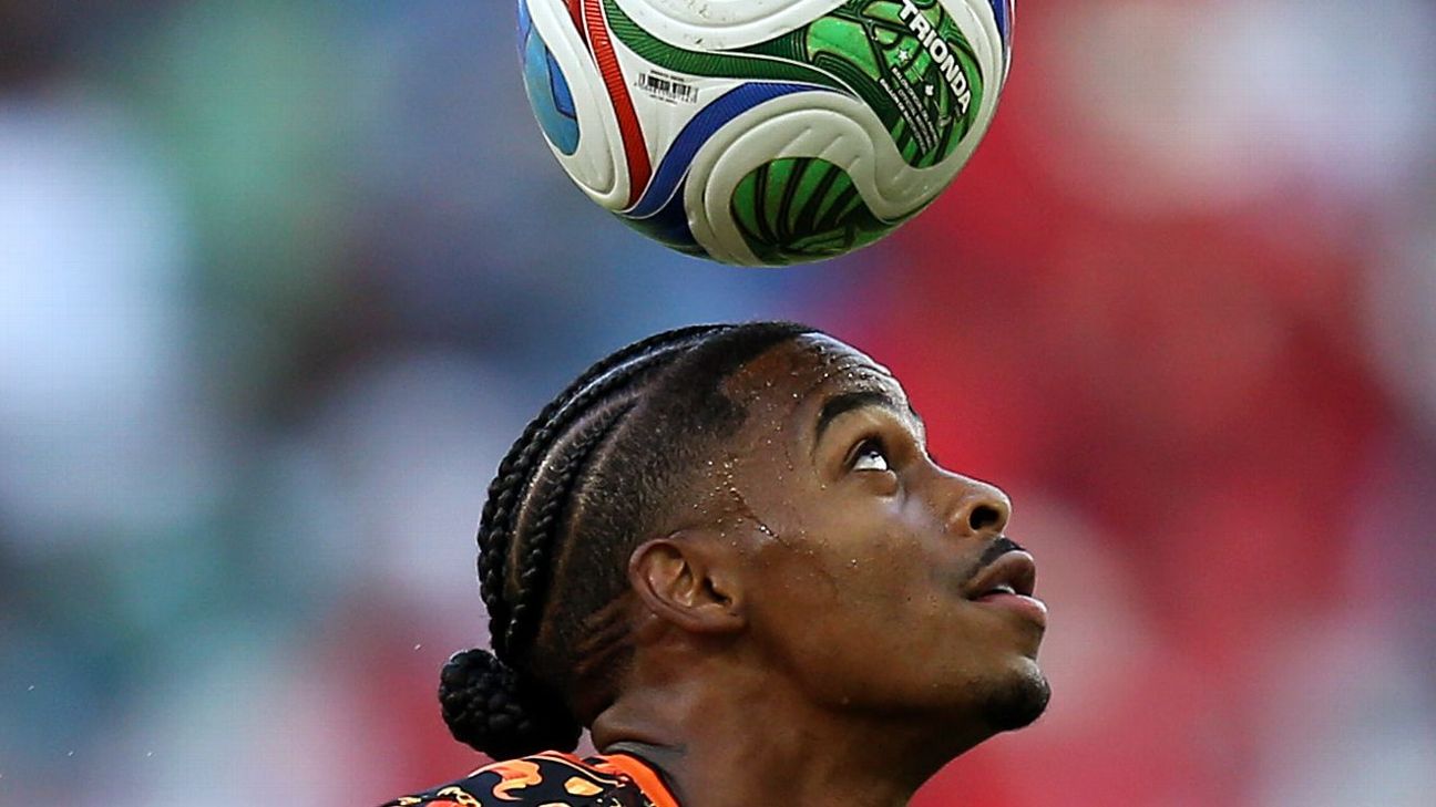 Crysencio Summerville ยิงพาเนนกาพลาดกับ Al Hilal ใน Saudi Pro League รูปประกอบข่าวฟุตบอล