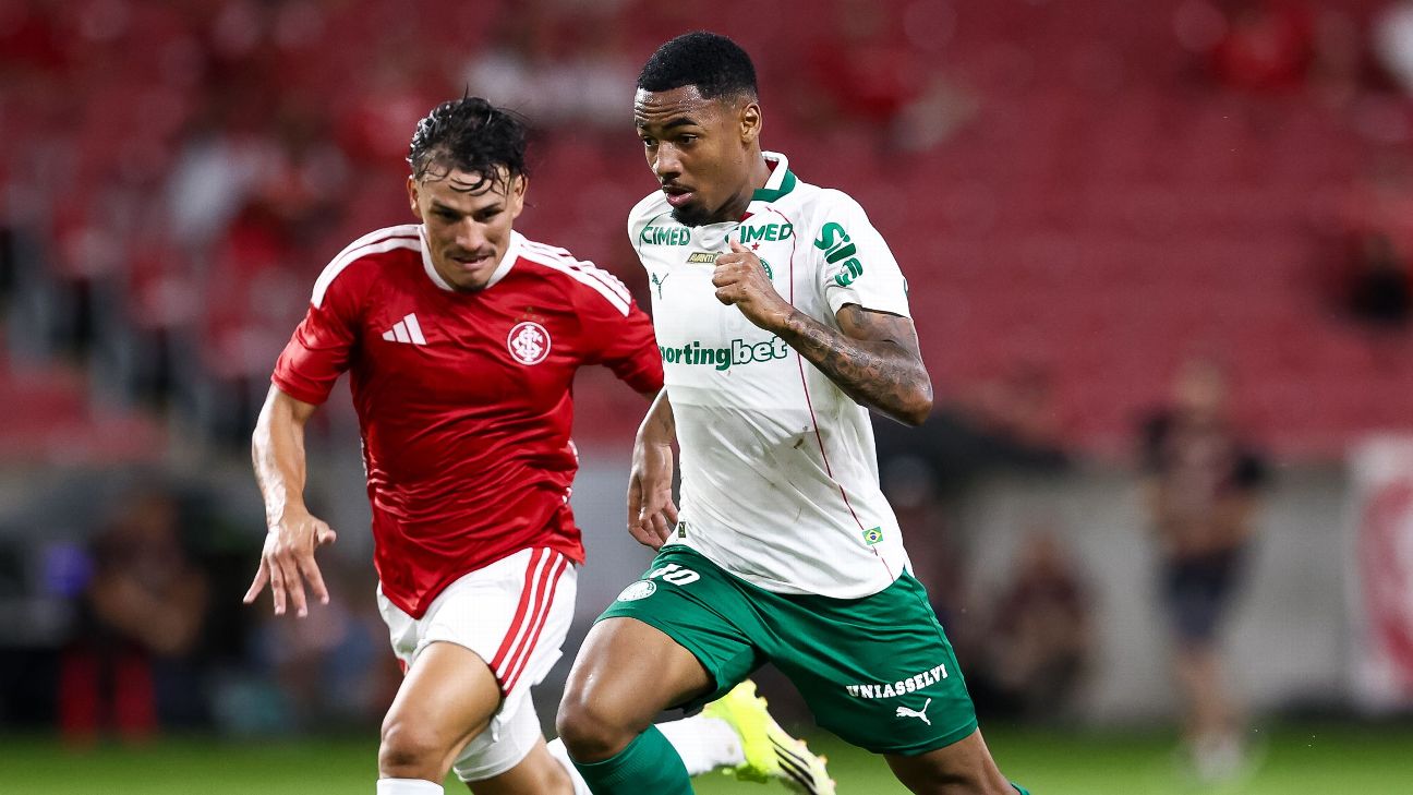 Allan Elias ลงเล่นให้ Palmeiras ในจังหวะที่ต้องช่วยทั้งรุกและรับ