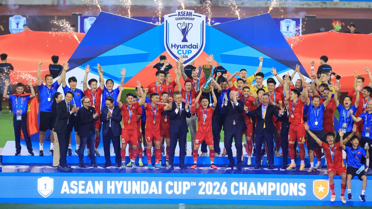 เวียดนามป้องกันแชมป์ ASEAN Championship ครั้งแรกในประวัติศาสตร์ หลังเสมอไทย 2-2 คว้าชัยรวม 4-2 ที่ฮานอย รูปประกอบข่าวฟุตบอล