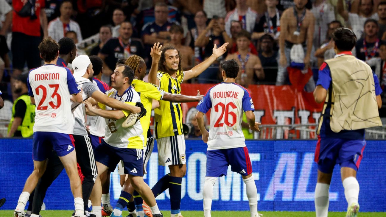 บรรยากาศหลังจบเกม Lyon พบ Fenerbahçe ที่นำไปสู่เหตุชุลมุนในสนามและอุโมงค์
