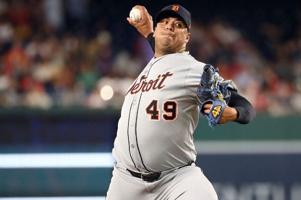 Guardians' Carlos Hernandez added to roster after Jan. crash
