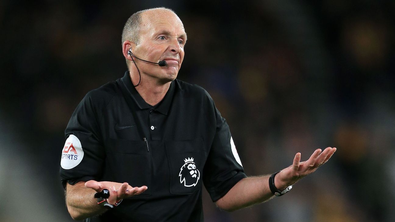 Mike Dean ยอมรับคำพูดในพอดแคสต์พลาด ยืนยันทำหน้าที่ผู้ตัดสินพรีเมียร์ลีกอย่างมืออาชีพ รูปประกอบข่าวฟุตบอล