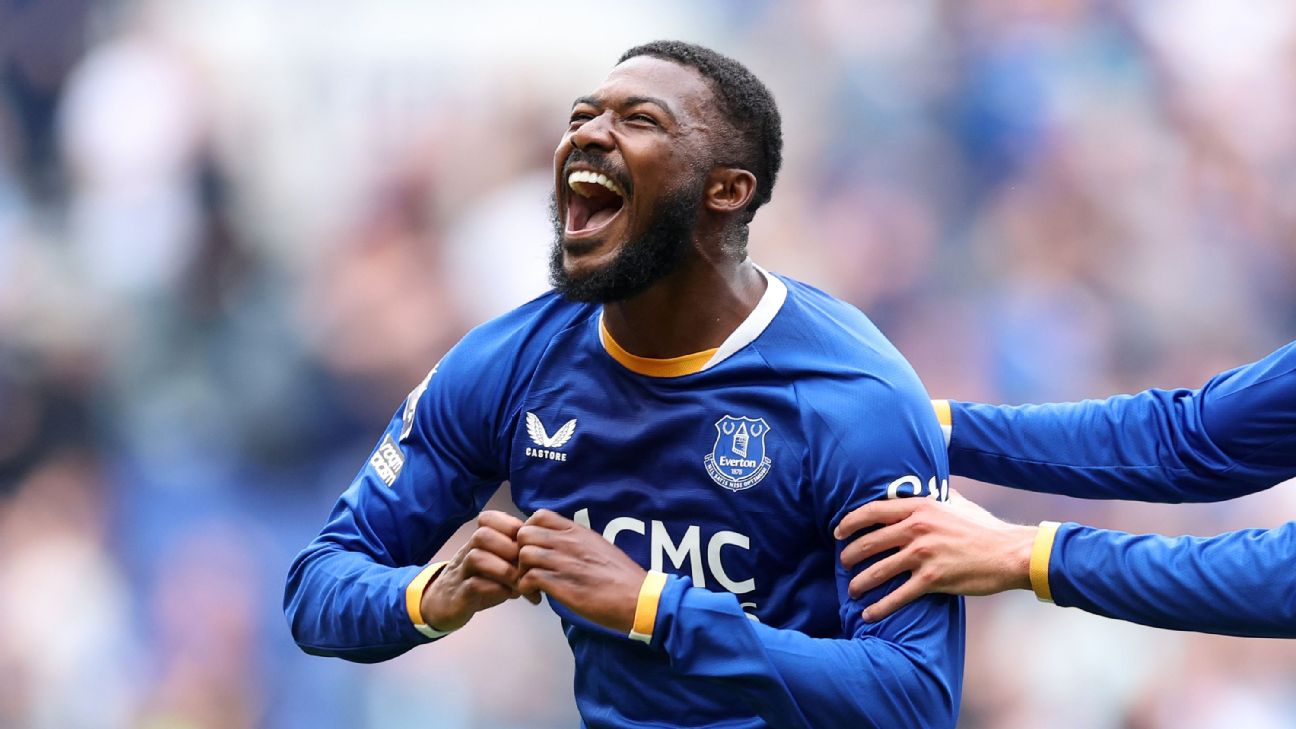 Ainsley Maitland-Niles ยิงตีเสมอช่วงทดเวลา Everton เสมอ Manchester United 2-2 รูปประกอบข่าวฟุตบอล