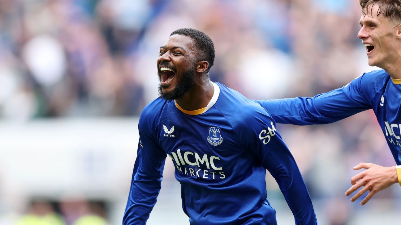 Everton เสมอ Manchester United 2-2 Ainsley Maitland-Niles ยิงตีเสมอนาที 96 รูปประกอบข่าวฟุตบอล