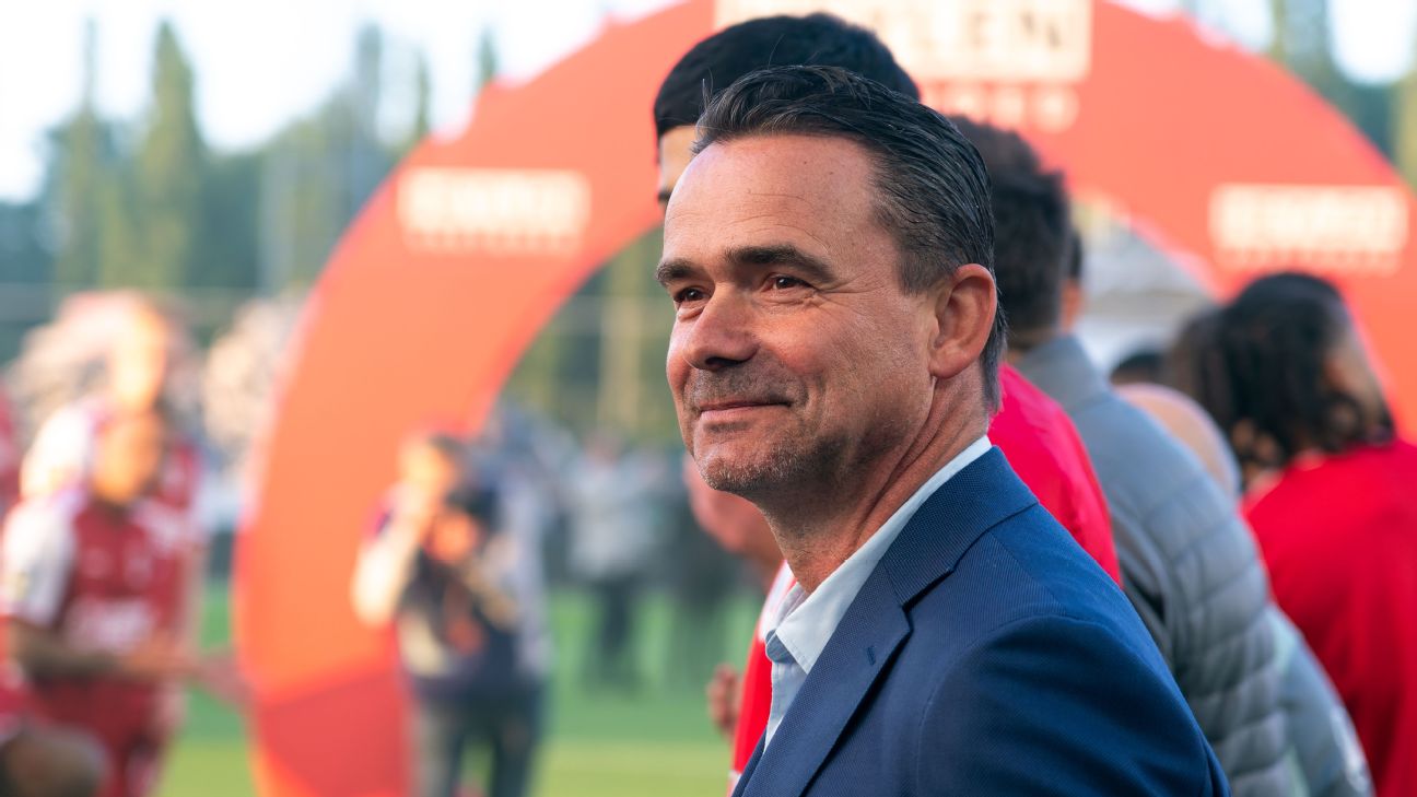 Marc Overmars พักงานผู้อำนวยการกีฬา Royal Antwerp ด้วยเหตุผลด้านสุขภาพ รูปประกอบข่าวฟุตบอล