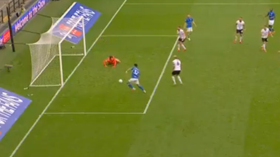Luis Vázquez พลาดโอกาสทำประตูแรกของฤดูกาลหลังผู้รักษาประตู Derby ปัดบอลมาเข้าทาง
