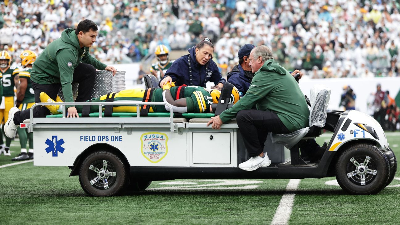 Packers WR Reed, RT Bako-Bewele carted off with injuries