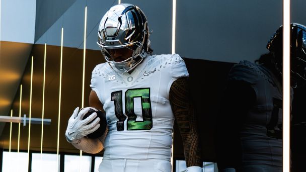 At a base level it’s an all-white set for Oregon this week, but it’s the details that make the uniform really pop. — Article image accompanying Oregon's look for USC trip tops best uniforms of college football Week 4 on WagerUp Sports News. At a base level it’s an all-white set for Oregon this week, but it’s the details that make the uniform really pop. — Article image accompanying Oregon's look for USC trip tops best uniforms of college football Week 4 on WagerUp Sports News.