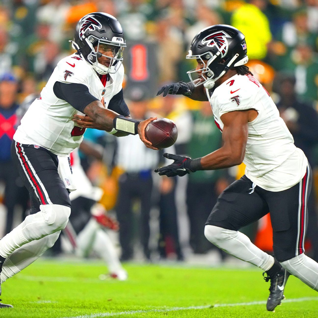 Michael Penix Jr. resucita el ataque de los Falcons con golpiza a los Packers en Lambeau