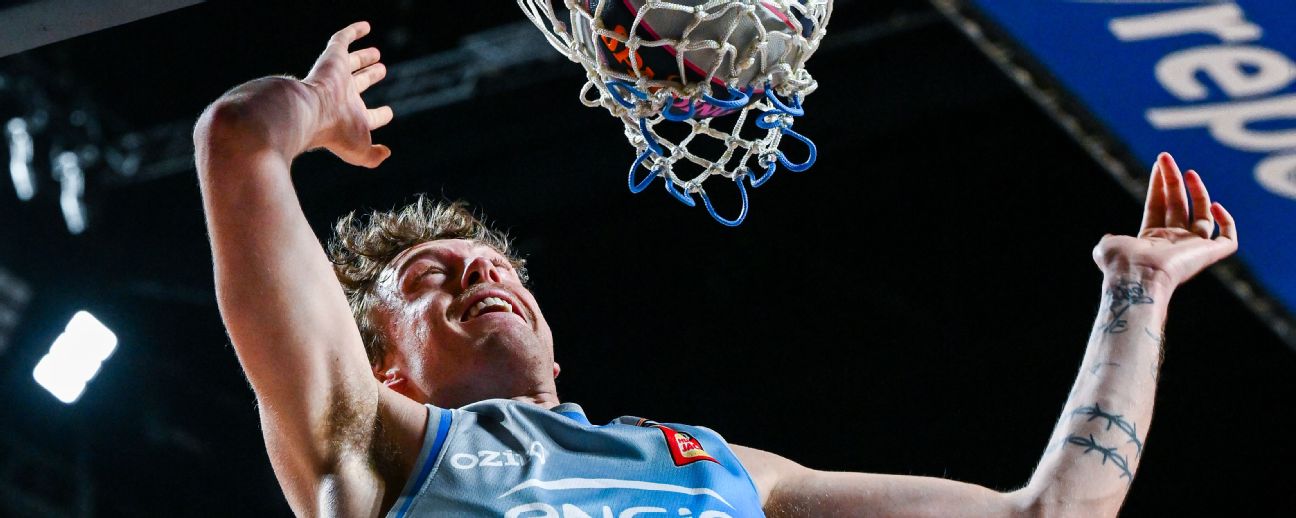 Luke Travers slam dunks during Melbourne United's narrow win over Adelaide 36ers, October 7, 2026 — Article image accompanying United end slump, extend Adelaide 36ers' woes on WagerUp Sports News. Luke Travers slam dunks during Melbourne United's narrow win over Adelaide 36ers, October 7, 2026 — Article image accompanying United end slump, extend Adelaide 36ers' woes on WagerUp Sports News.