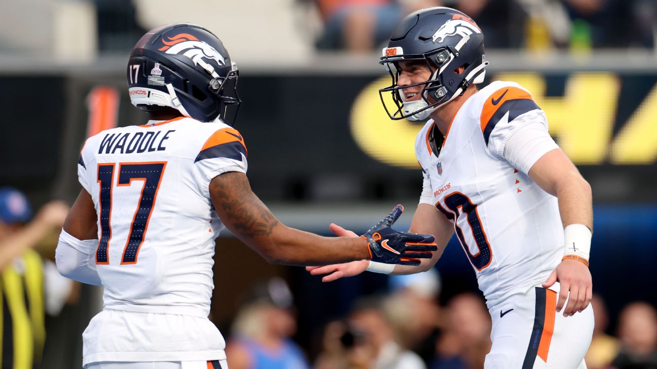 Jaylen Waddle and Bo Nix celebrate a touchdown