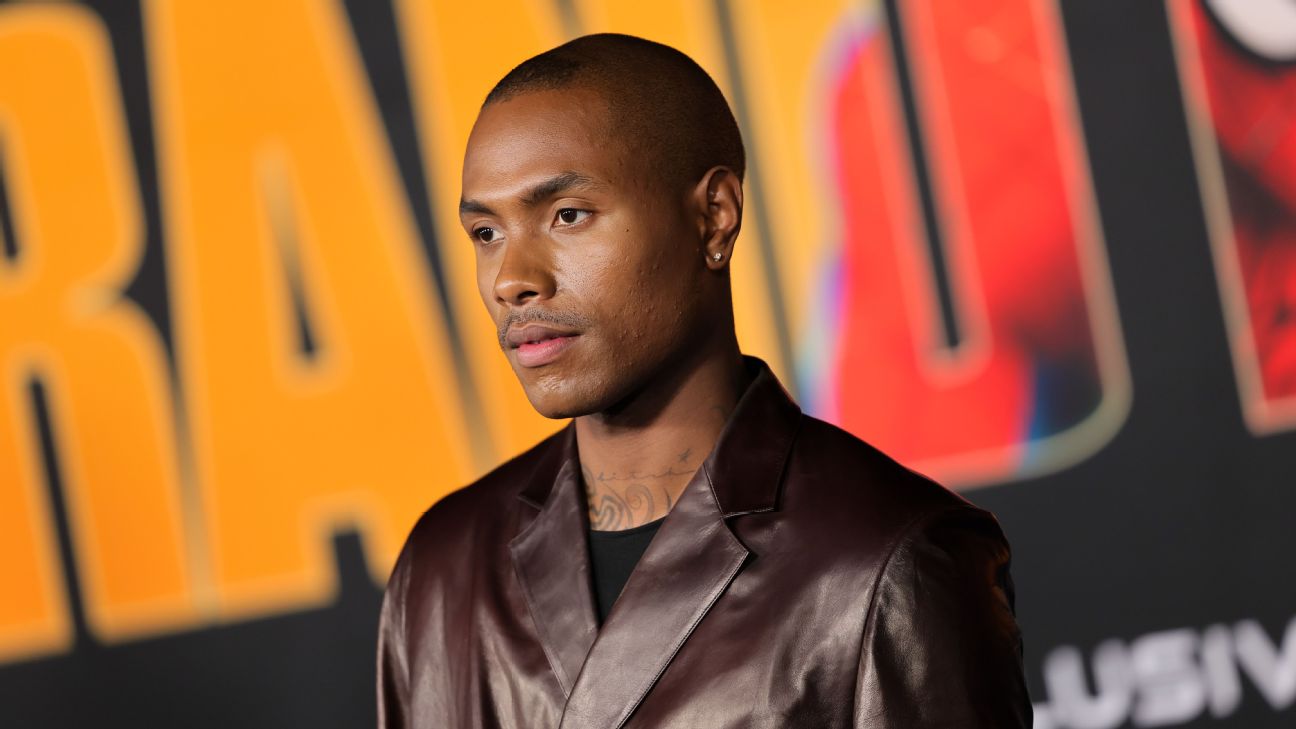 Steve Lacy delights crowd with 'LeBron, LeBron, LeBron' cover of 'Oh Yeah?'