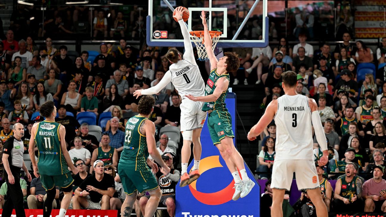 Carlin Davison of the Breakers drives to the basket — Article image accompanying Hawks hang on to shock Melbourne in NBL nail-biter on WagerUp Sports News. Carlin Davison of the Breakers drives to the basket — Article image accompanying Hawks hang on to shock Melbourne in NBL nail-biter on WagerUp Sports News.