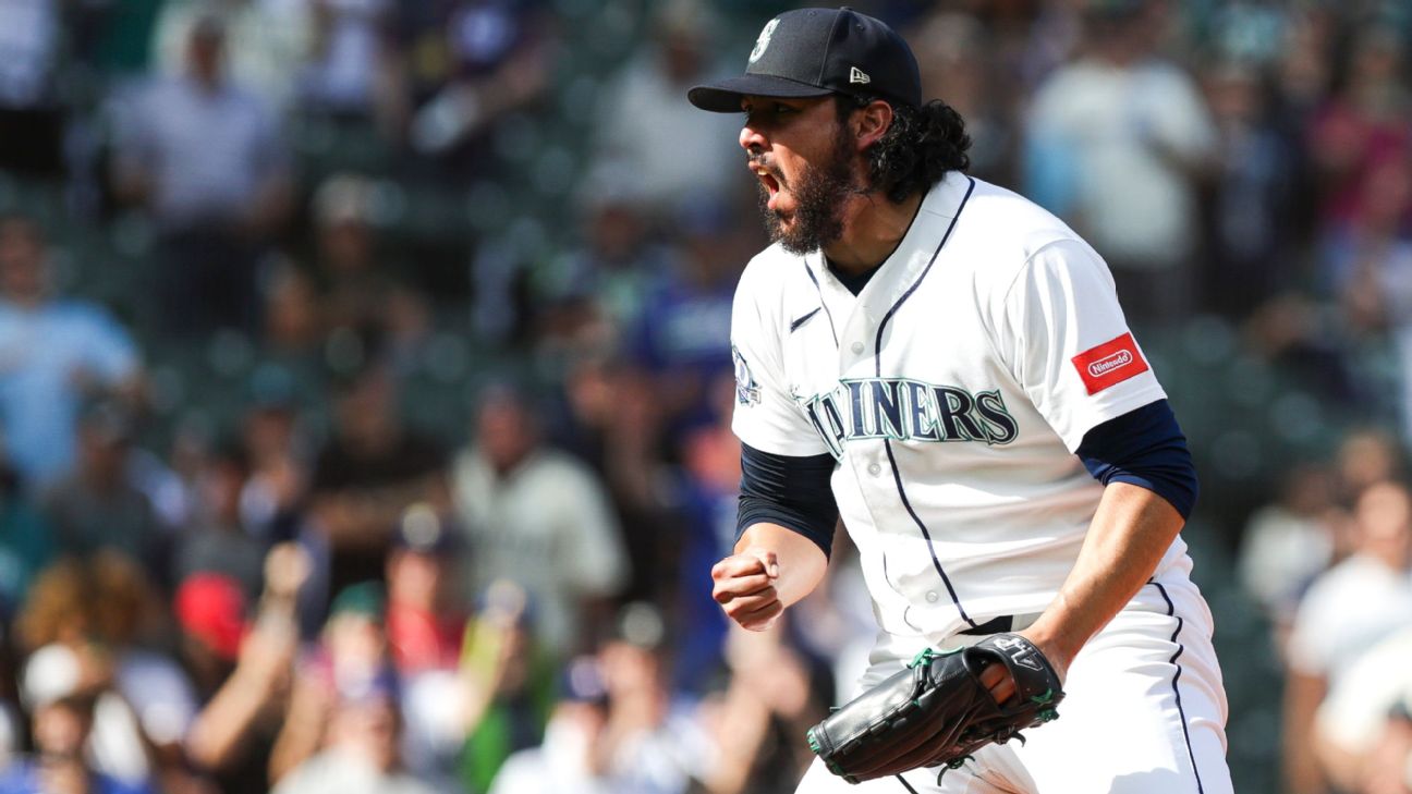 Mariners exercise Muñoz's $9M option, decline Robles, Miller options