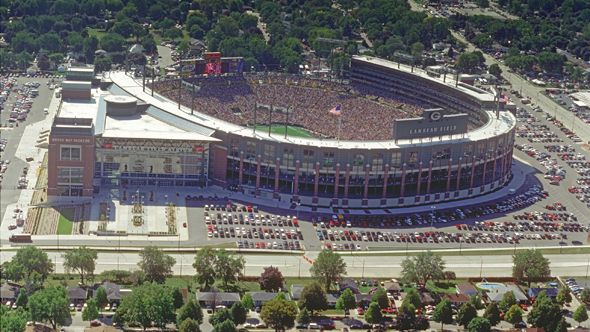 Lambeau Field Gives Football the Old College Try - The New York Times